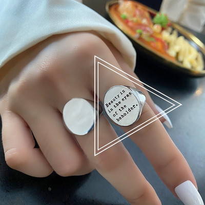 Srebrna boja, jednostavan dizajn osobnosti, okruglo englesko slovo, široko prstenje za žene, moderan rođendanski nakit retro temperamenta