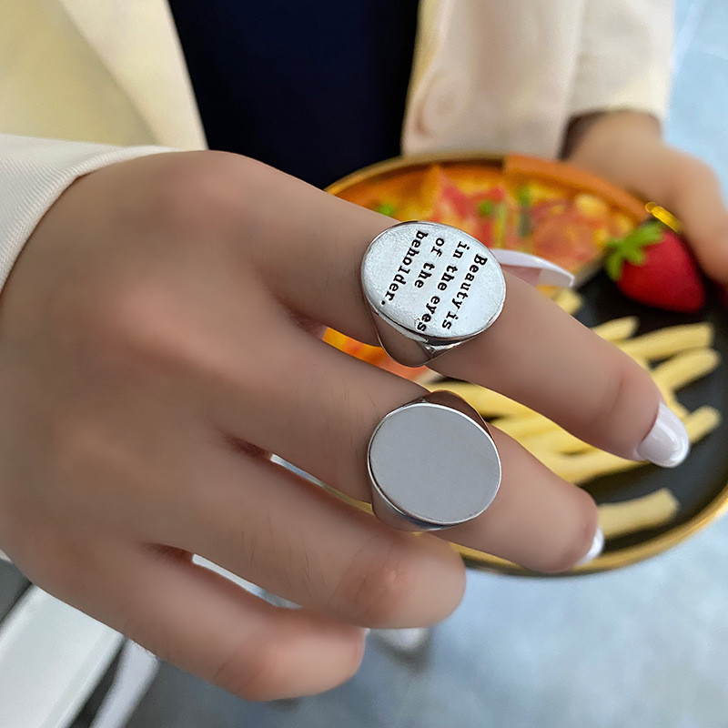 Srebrna boja, jednostavan dizajn osobnosti, okruglo englesko slovo, široko prstenje za žene, moderan rođendanski nakit retro temperamenta