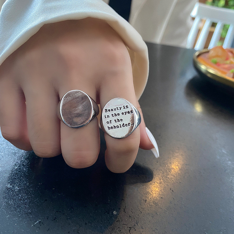 Srebrna boja, jednostavan dizajn osobnosti, okruglo englesko slovo, široko prstenje za žene, moderan rođendanski nakit retro temperamenta