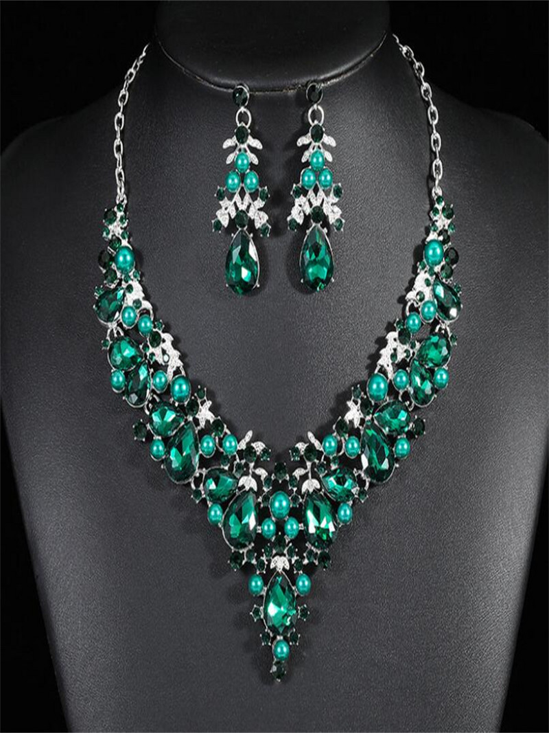 Luxus niche 2022 új nyaklánc szett női kétrészes elegáns hangulatú Kiváló minőségű galvanizált ötvözet ékszer kiegészítők