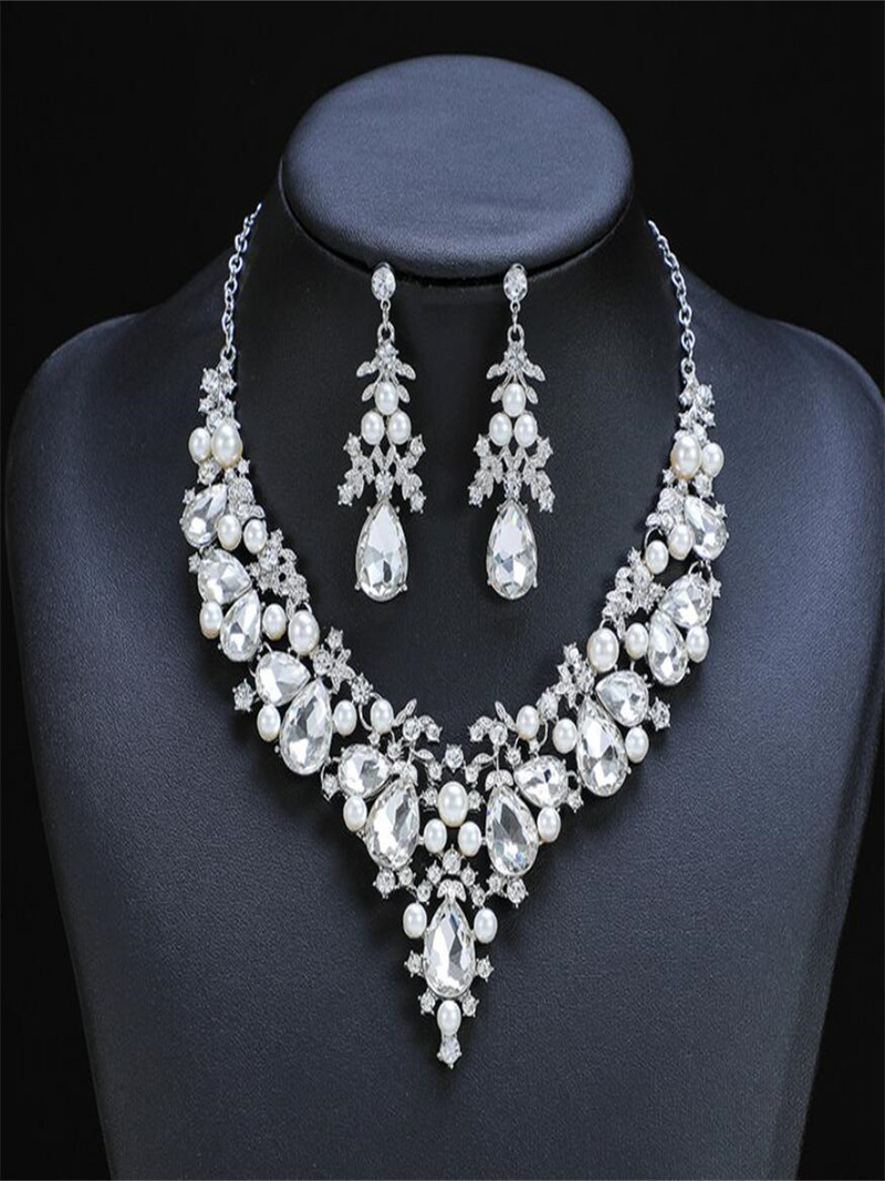 Luxus niche 2022 új nyaklánc szett női kétrészes elegáns hangulatú Kiváló minőségű galvanizált ötvözet ékszer kiegészítők