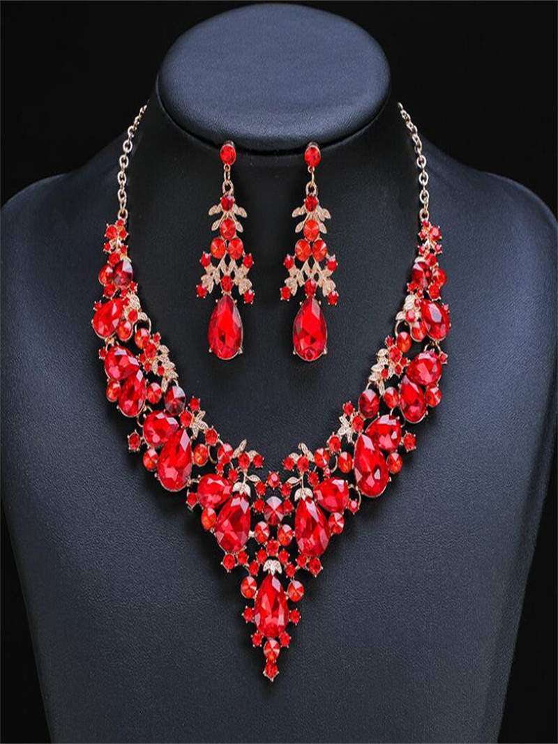 Luxus niche 2022 új nyaklánc szett női kétrészes elegáns hangulatú Kiváló minőségű galvanizált ötvözet ékszer kiegészítők