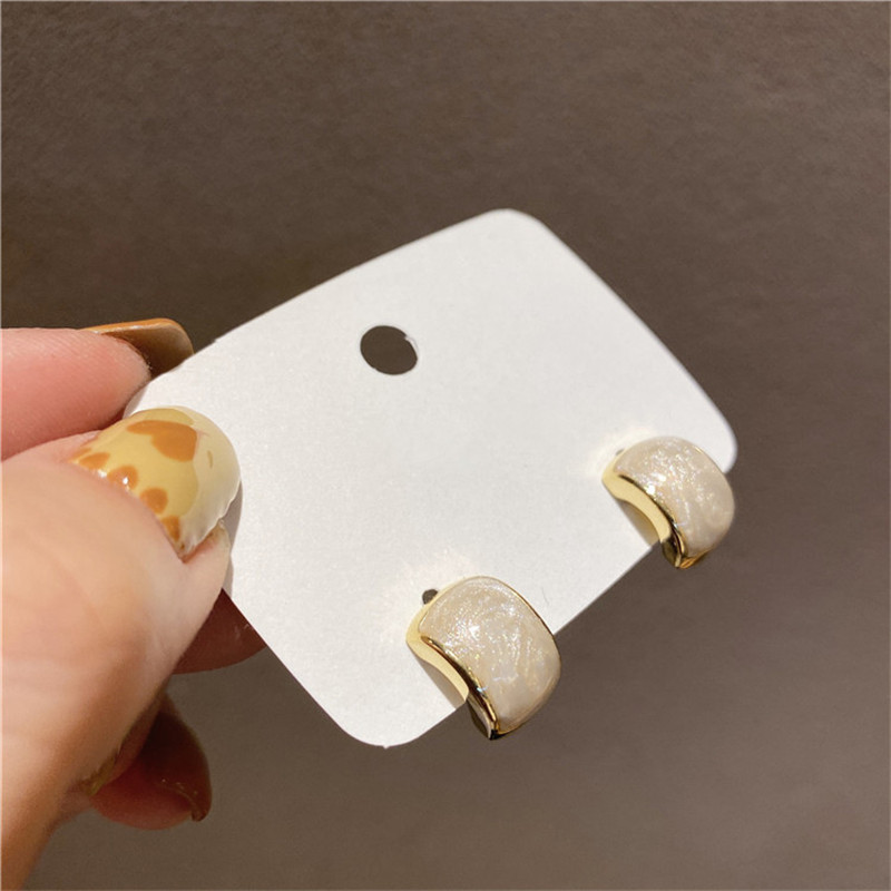 Új elegáns zománcozott női fülbevaló apró C-alakú fülbevaló arany színű fém szegecsekkel koreai divatos füldísz aretes de mujer