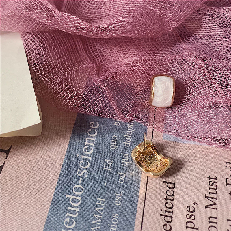 Új elegáns zománcozott női fülbevaló apró C-alakú fülbevaló arany színű fém szegecsekkel koreai divatos füldísz aretes de mujer