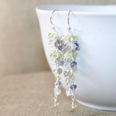 Vegyes színű gyöngyfürt zöld ametiszttel Fülbevaló