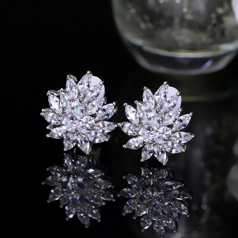 CWWZircons, nou designer, în formă de floare, uimitoare, cu cristal de zirconiu, pentru cercei cu agrafă pentru ureche, fără piercing CZ196