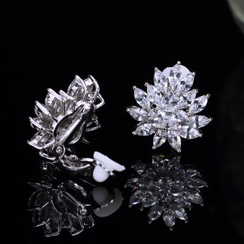 CWWZircons, nou designer, în formă de floare, uimitoare, cu cristal de zirconiu, pentru cercei cu agrafă pentru ureche, fără piercing CZ196