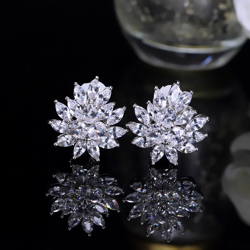 CWWZircons, nou designer, în formă de floare, uimitoare, cu cristal de zirconiu, pentru cercei cu agrafă pentru ureche, fără piercing CZ196