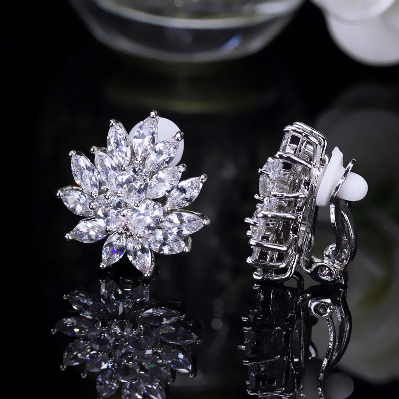 CWWZircons, nou designer, în formă de floare, uimitoare, cu cristal de zirconiu, pentru cercei cu agrafă pentru ureche, fără piercing CZ196
