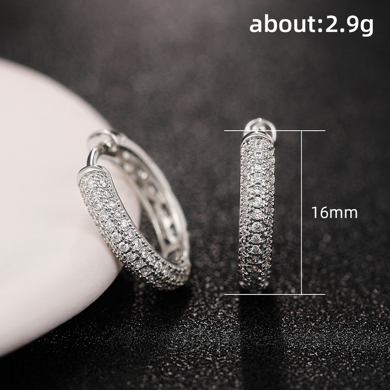 Huitan egyszerű karikás fülbevaló nőknek ezüst színű 16 mm-es kerek, kör alakú fülbevaló CZ Daily Wear divatos sokoldalú női ékszerrel