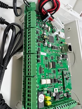 Focus FC-7668Pro кабелна промишлена Rj45 TCP IP аларма GSM домашна аларма с 8 кабелни зони и 88 автобусни зони алармена система