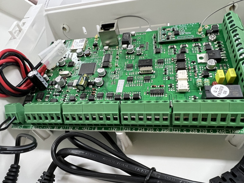 Focus FC-7668Pro Káblový priemyselný RJ45 TCP IP alarm GSM domáci alarm s 8 káblovými zónami a 88 zbernicovými zónami alarmového systému