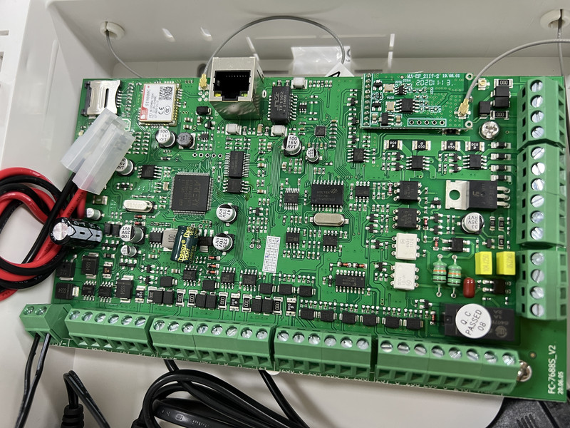 Focus FC-7668Pro Káblový priemyselný RJ45 TCP IP alarm GSM domáci alarm s 8 káblovými zónami a 88 zbernicovými zónami alarmového systému