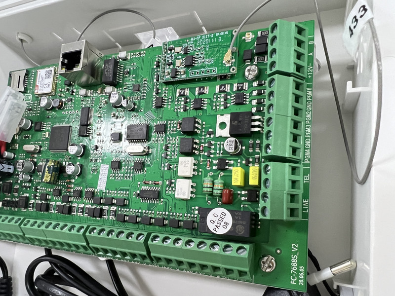 Focus FC-7668Pro Káblový priemyselný RJ45 TCP IP alarm GSM domáci alarm s 8 káblovými zónami a 88 zbernicovými zónami alarmového systému