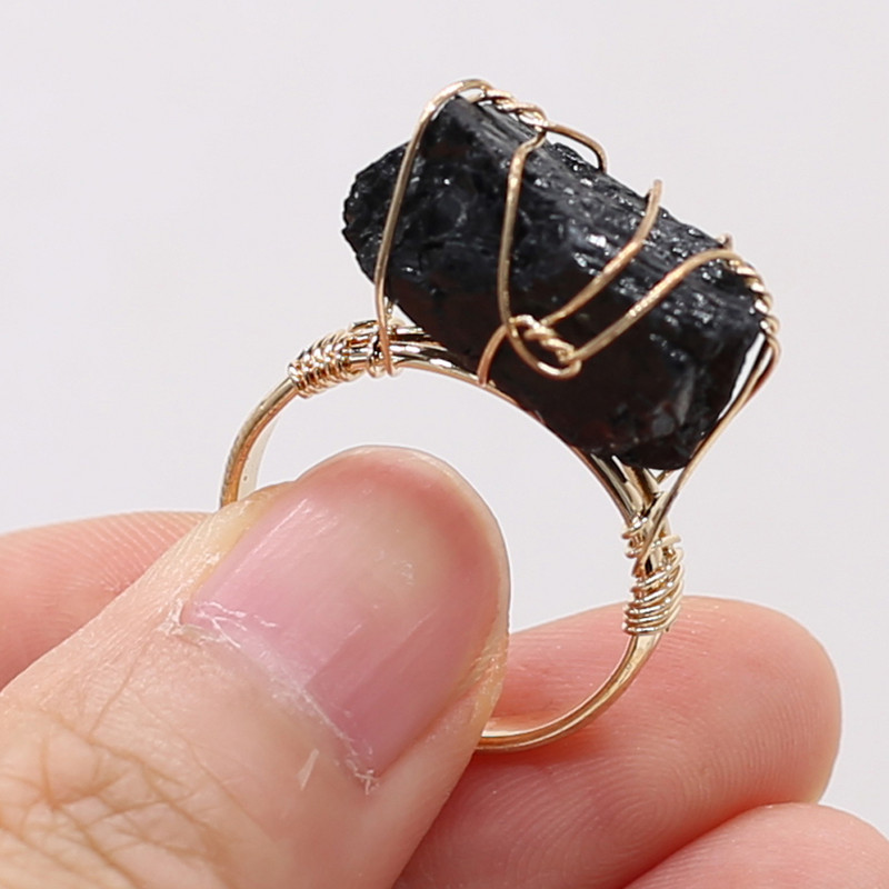 Κρυστάλλινα δαχτυλίδια από φυσική πέτρα Χρυσό χρώμα Περιτύλιγμα σύρματος ακανόνιστο αμέθυστοι χαλαζίες Ρυθμιζόμενο δαχτυλίδι κοσμήματα για γυναικεία δώρα