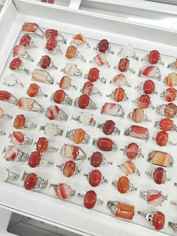 Veľkoobchodné 10 ks/lot Mix náhodných farieb Štýl Prírodný kameň Zliatinové prstene Módne šperky Dámske párty Snubný prsteň