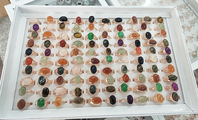 Veľkoobchodné 10 ks/lot Mix náhodných farieb Štýl Prírodný kameň Zliatinové prstene Módne šperky Dámske párty Snubný prsteň