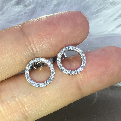 Huitan Delicate Dobs Out Circle Stud Stud Auskari Pilns bruģēts CZ Stone Vienkāršs Stilīgs Sieviešu Auskari Ikdienas izvietošanas Aksesuāri