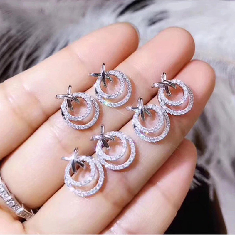 Huitan Circle Design női fülbevaló ezüst színű fehér, cirkónia divatos, finom női fülkiegészítők partira