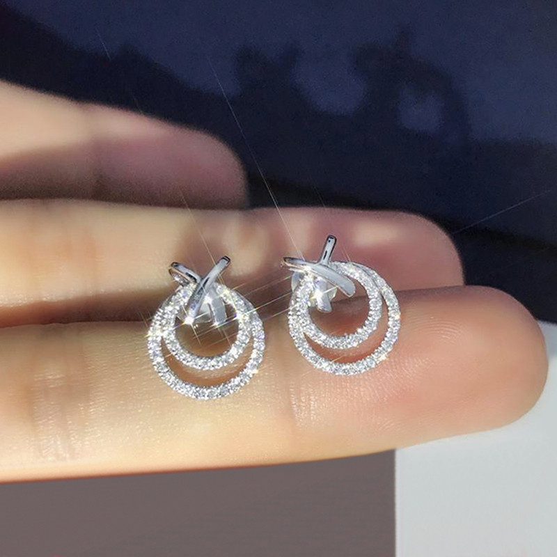 Huitan Circle Design női fülbevaló ezüst színű fehér, cirkónia divatos, finom női fülkiegészítők partira