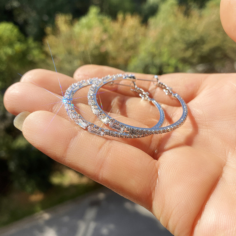 Huitan Full Shiny CZ Hoop Naušnice Ženski stilizirani nakit za zabave za djevojke Novodizajn Velike naušnice s petljom Trendy dodaci Luksuzni dar