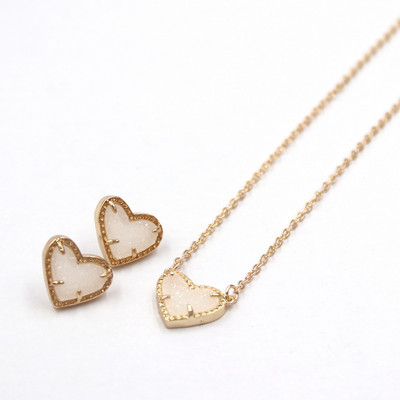 2022 г. Нов ярко розово сърце от смола Druzy Цветен скъпоценен камък Малка любов Геометрични обеци и колие Комплект бижута за жени