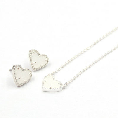 2022 г. Нов ярко розово сърце от смола Druzy Цветен скъпоценен камък Малка любов Геометрични обеци и колие Комплект бижута за жени