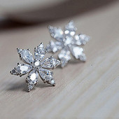 Huitan Bling Bling Crystal CZ Cvjetne naušnice Stud Piercing za uho Romantični ženski dodaci Otmjeni rođendanski dar Trendy nakit