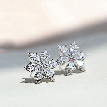 Huitan Bling Bling Crystal CZ Flower Earrings Stud Ear Piercing Романтични дамски аксесоари Изискан подарък за рожден ден Модерни бижута