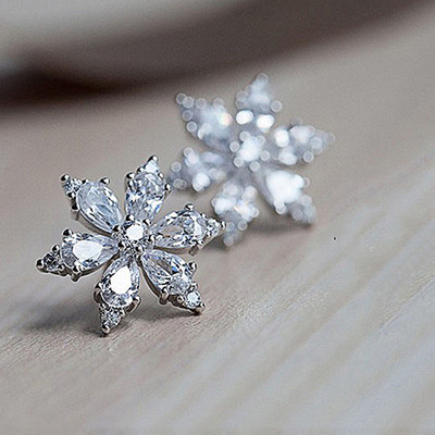 Huitan Bling Bling Crystal CZ Cvjetne naušnice Stud Piercing za uho Romantični ženski dodaci Otmjeni rođendanski dar Trendy nakit