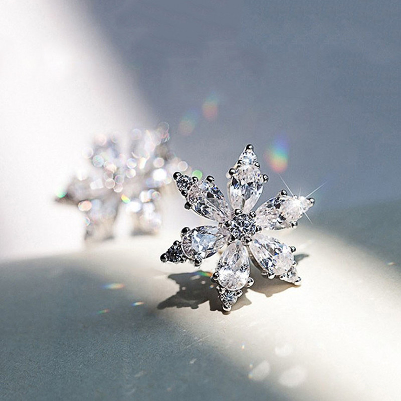 Huitan Bling Bling Crystal CZ Cvjetne naušnice Stud Piercing za uho Romantični ženski dodaci Otmjeni rođendanski dar Trendy nakit