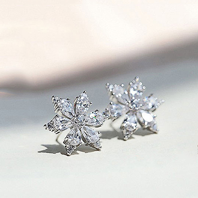 Huitan Bling Bling Crystal CZ Cvjetne naušnice Stud Piercing za uho Romantični ženski dodaci Otmjeni rođendanski dar Trendy nakit