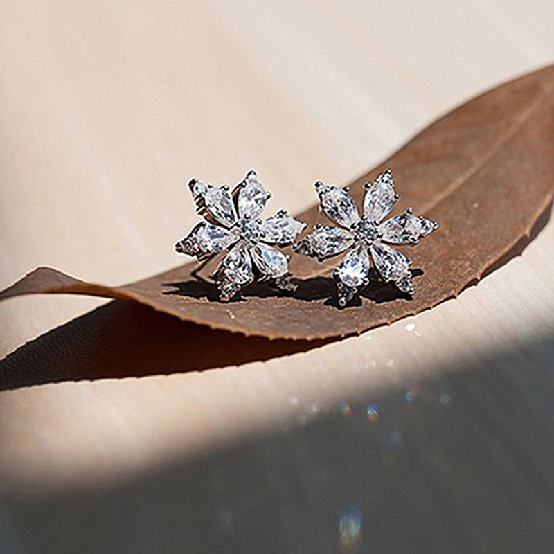 Huitan Bling Bling Crystal CZ Cvjetne naušnice Stud Piercing za uho Romantični ženski dodaci Otmjeni rođendanski dar Trendy nakit