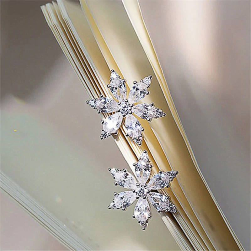Huitan Bling Bling Crystal CZ Cvjetne naušnice Stud Piercing za uho Romantični ženski dodaci Otmjeni rođendanski dar Trendy nakit