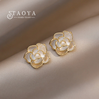 Prancūziškas romantiškas elegantiškas baltas emalis žiedlapių gėlės formos auskarai 2022 m. Nauji papuošalai Saldūs aksesuarai, skirti prabangiems moteriškiems papuošalams