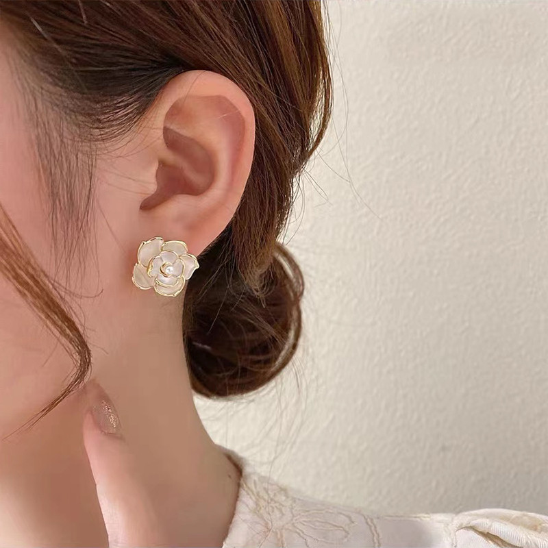 Prancūziškas romantiškas elegantiškas baltas emalis žiedlapių gėlės formos auskarai 2022 m. Nauji papuošalai Saldūs aksesuarai, skirti prabangiems moteriškiems papuošalams