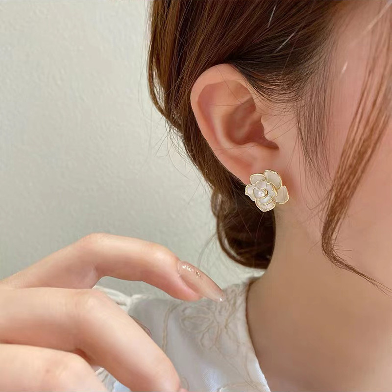 Prancūziškas romantiškas elegantiškas baltas emalis žiedlapių gėlės formos auskarai 2022 m. Nauji papuošalai Saldūs aksesuarai, skirti prabangiems moteriškiems papuošalams