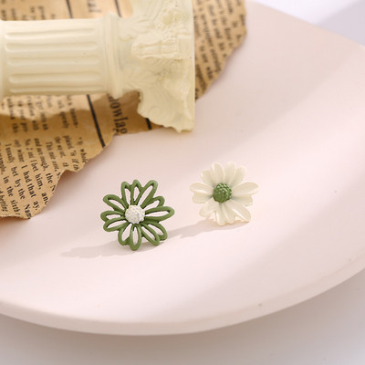Корейски стил Малки обеци с щипка за уши с цвете на маргаритка Пролетни прости бели лилави венчелистчета без пиърсинг Обеци с щипка за жени