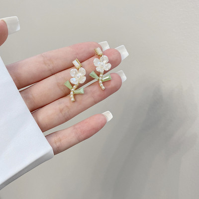 Корейски стил Малки обеци с щипка за уши с цвете на маргаритка Пролетни прости бели лилави венчелистчета без пиърсинг Обеци с щипка за жени