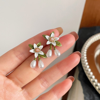 Корейски стил Малки обеци с щипка за уши с цвете на маргаритка Пролетни прости бели лилави венчелистчета без пиърсинг Обеци с щипка за жени