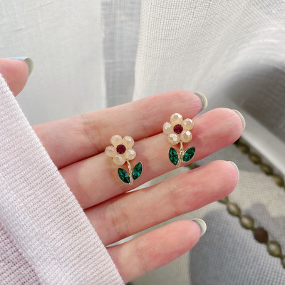 Корейски стил Малки обеци с щипка за уши с цвете на маргаритка Пролетни прости бели лилави венчелистчета без пиърсинг Обеци с щипка за жени