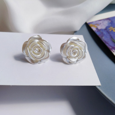 Корейски стил Малки обеци с щипка за уши с цвете на маргаритка Пролетни прости бели лилави венчелистчета без пиърсинг Обеци с щипка за жени