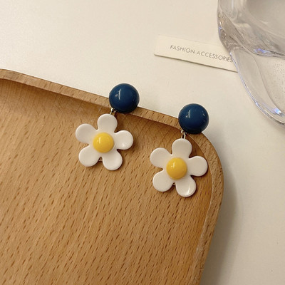 Корейски стил Малки обеци с щипка за уши с цвете на маргаритка Пролетни прости бели лилави венчелистчета без пиърсинг Обеци с щипка за жени