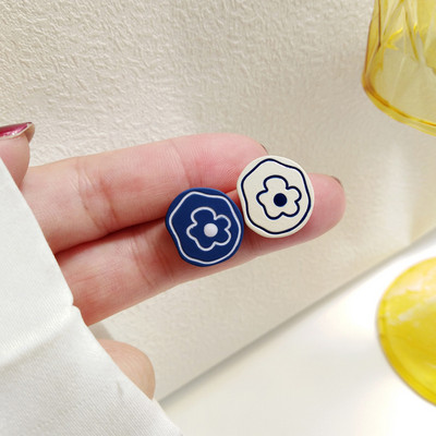 Корейски стил Малки обеци с щипка за уши с цвете на маргаритка Пролетни прости бели лилави венчелистчета без пиърсинг Обеци с щипка за жени