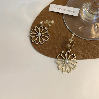 Корейски стил Малки обеци с щипка за уши с цвете на маргаритка Пролетни прости бели лилави венчелистчета без пиърсинг Обеци с щипка за жени