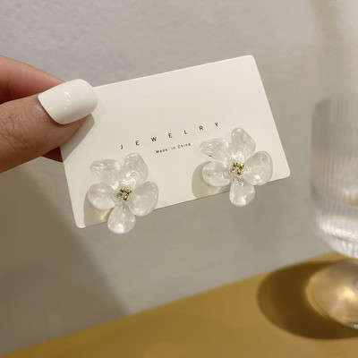 Корейски стил Малки обеци с щипка за уши с цвете на маргаритка Пролетни прости бели лилави венчелистчета без пиърсинг Обеци с щипка за жени
