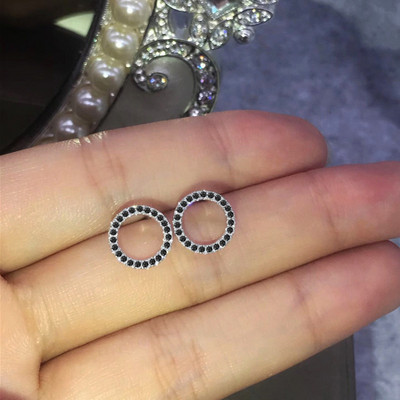 Huitan метални сребърни обеци във формата на кръг за жени Темпераментни обеци Аксесоари Вечни класически бижута за уши