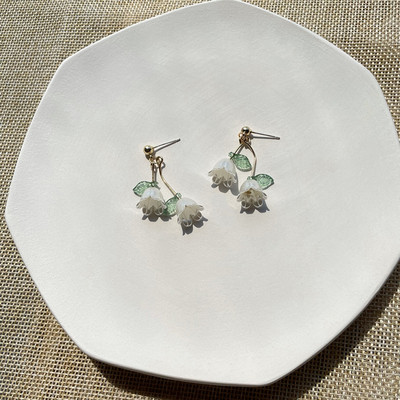 Kinijos stiliaus lelijos varpelio orchidėjų perlų auskarai, temperamentiniai balti tulpės kriauklės žiedlapiai, gėlių segtukai auskarai be auskarų