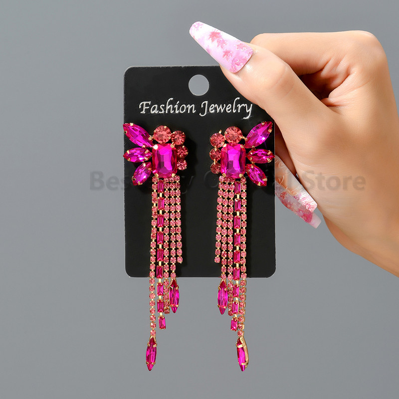 Bohemiški ilgi kutais auskarai, kabantys, blizgus kalnų krištolas, prabangi moteris, geometrinė mada, papuošalai, aksesuarai, brincos