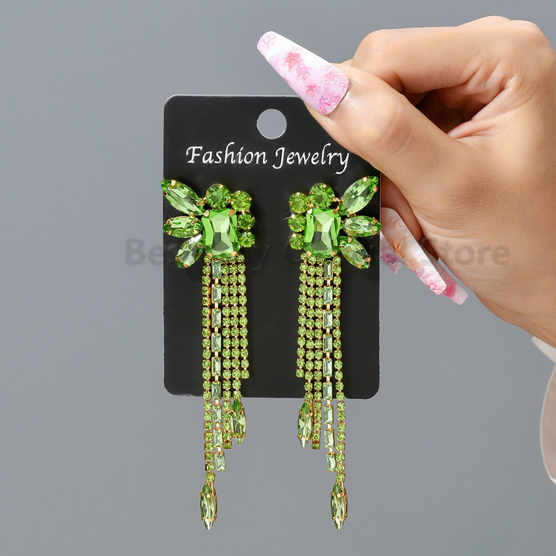 Bohemiški ilgi kutais auskarai, kabantys, blizgus kalnų krištolas, prabangi moteris, geometrinė mada, papuošalai, aksesuarai, brincos